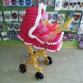 Розовая коляска из воздушных шаров
