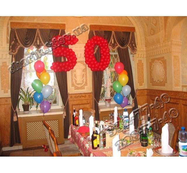 Красные цифры 50 и фонтаны из разноцветных шариков картинка