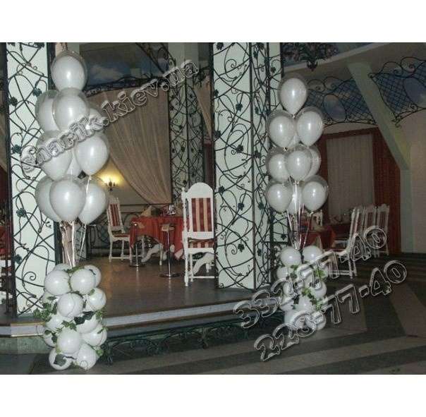 Белые воздушные шарики в прозрачных собранные в фонтаны картинка