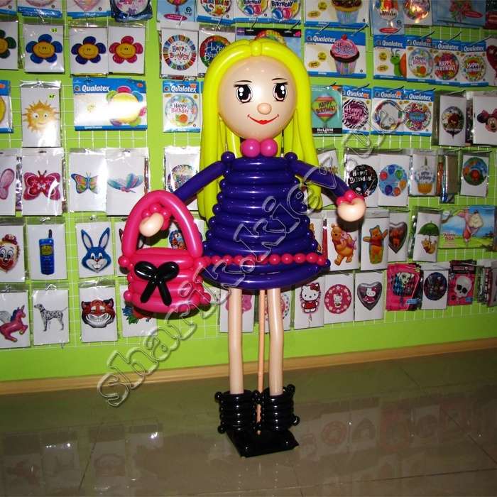 Фигурка девочки на стойке с гламурной сумочкой картинка