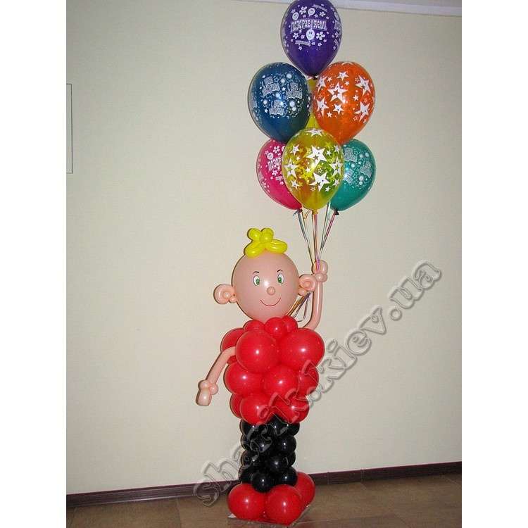 Фигурка мальчика с разноцветными шарами в руке картинка
