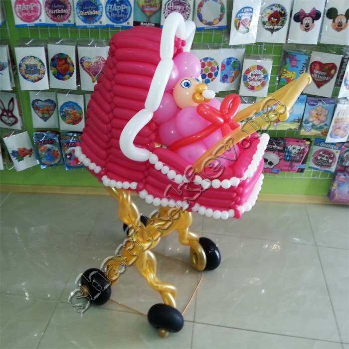 Розовая коляска из воздушных шаров картинка