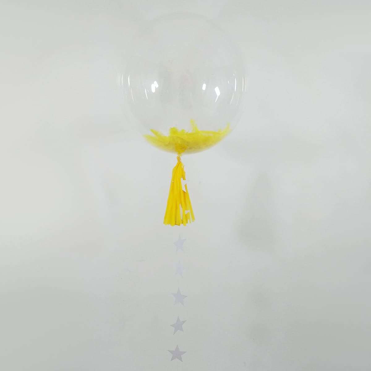 Прозрачный шарик с жёлтыми пёрышками картинка 2