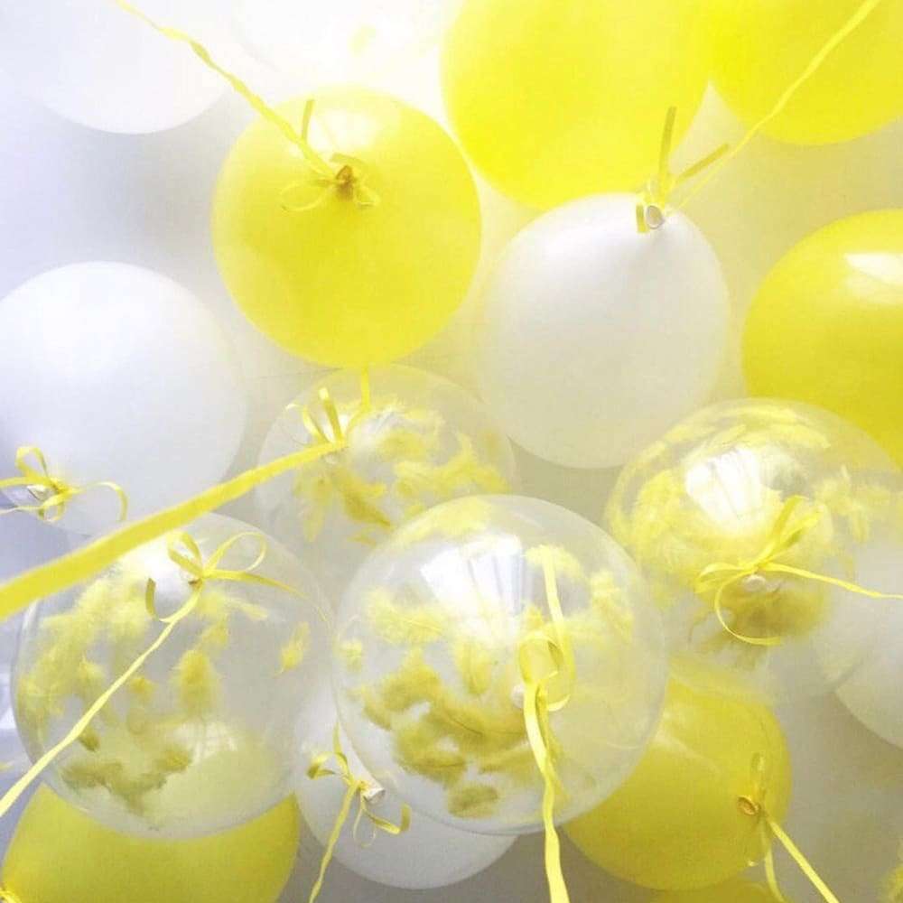 Прозрачный шарик с жёлтыми пёрышками картинка 3