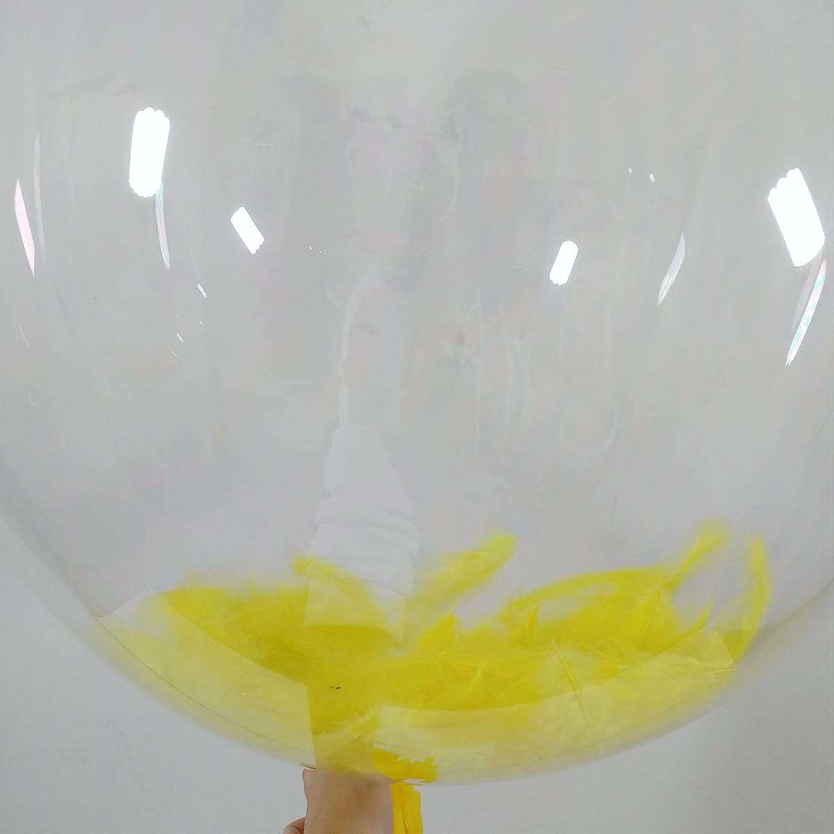 Прозрачный шарик с жёлтыми пёрышками картинка