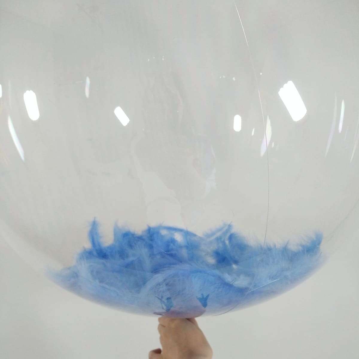 Прозрачный шарик с голубыми перьями картинка 2