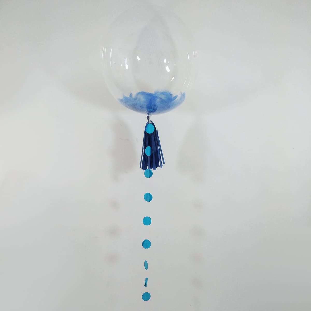 Прозрачный шарик с голубыми перьями картинка 3