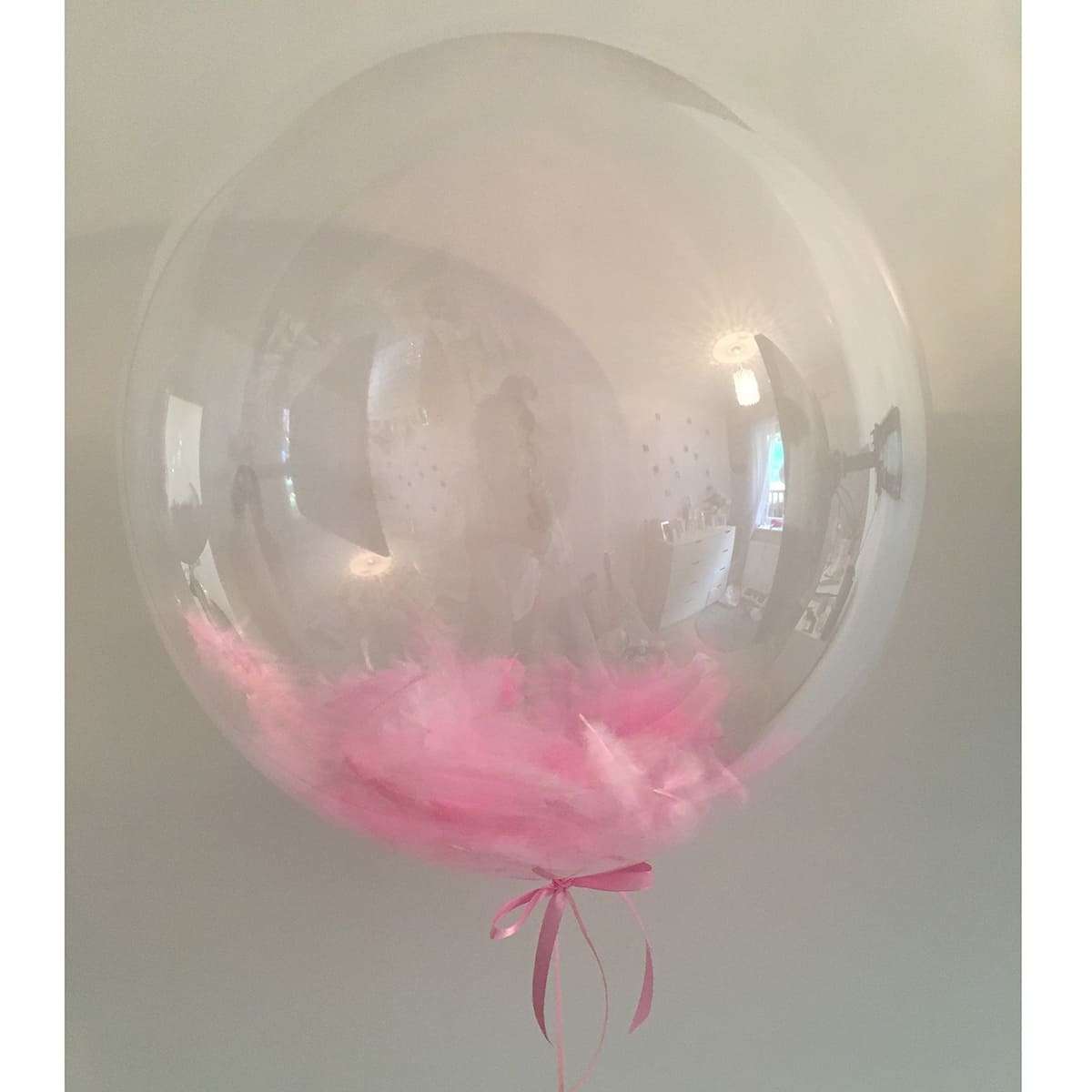 Прозрачный шарик с розовыми перьями картинка 4