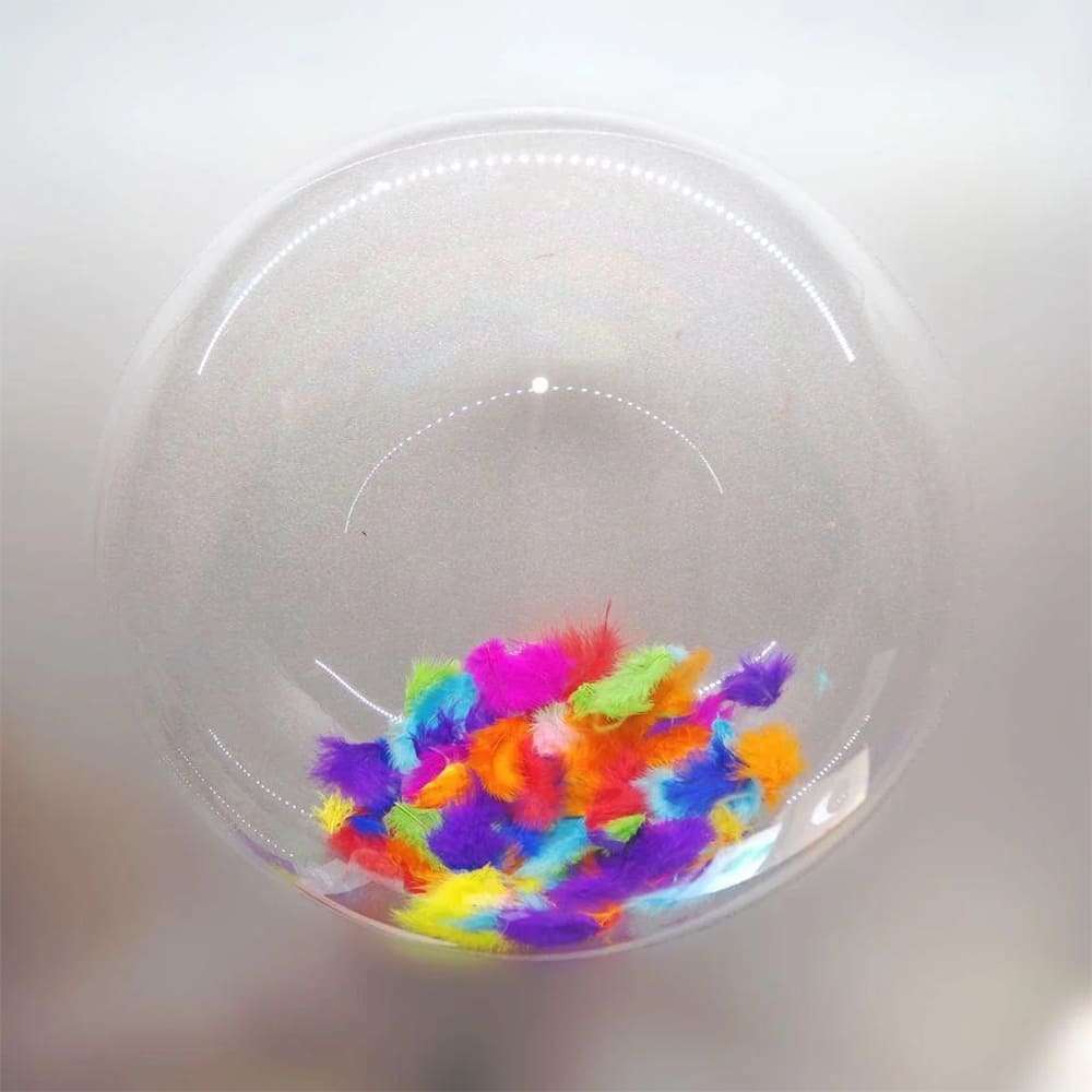 Прозрачный шарик с разноцветными перьями внутри картинка 3