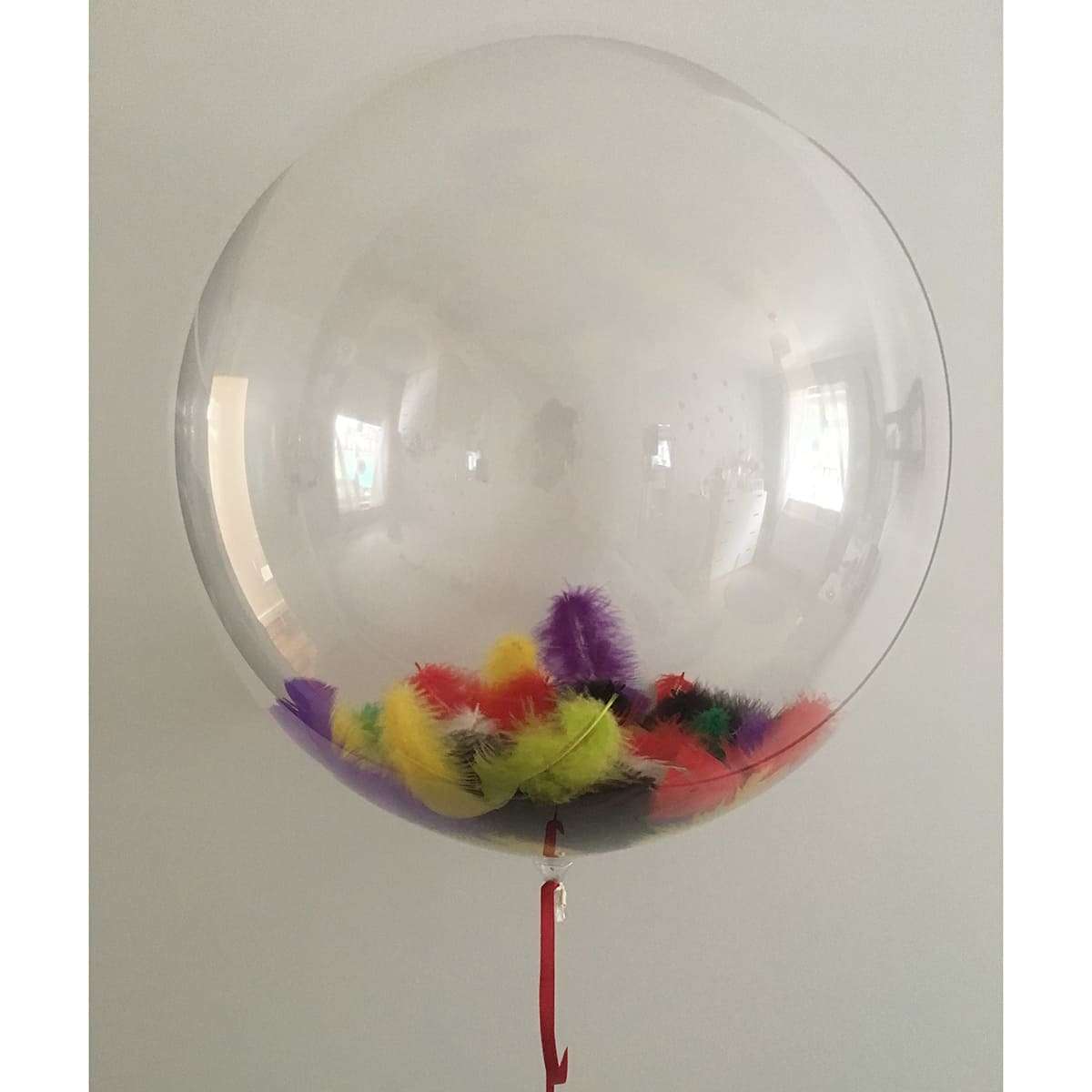 Прозрачный шарик с разноцветными перьями внутри картинка 5