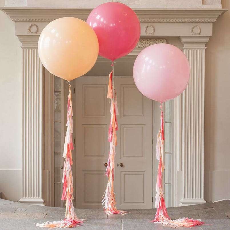 Розовые большие шары с хвостами из кисточек, 3 шт картинка