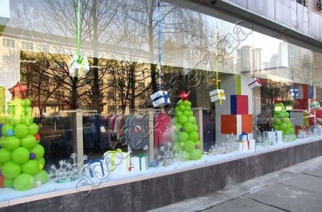 Украшение витрины магазина воздушными шариками на Новый год