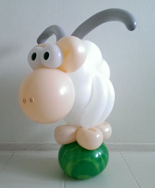 Козел или коза из воздушных шариков